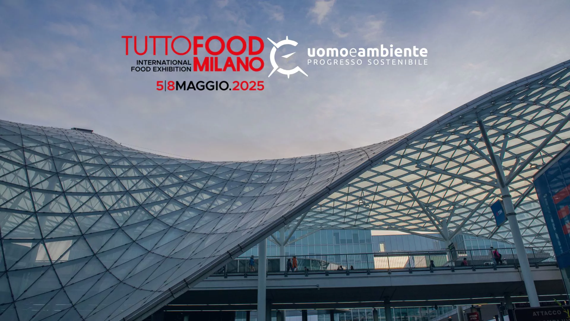 Veduta della moderna copertura in vetro e acciaio del polo fieristico di Fiera Milano Rho, con il cielo al tramonto sullo sfondo. In alto, i loghi della fiera internazionale dell’alimentazione TUTTOFOOD Milano 2025 e del partner uomoeambiente, con la data dell’evento (5-8 maggio 2025) ben evidenziata. L’immagine comunica innovazione, sostenibilità e centralità del design architettonico nell’accoglienza di eventi internazionali.