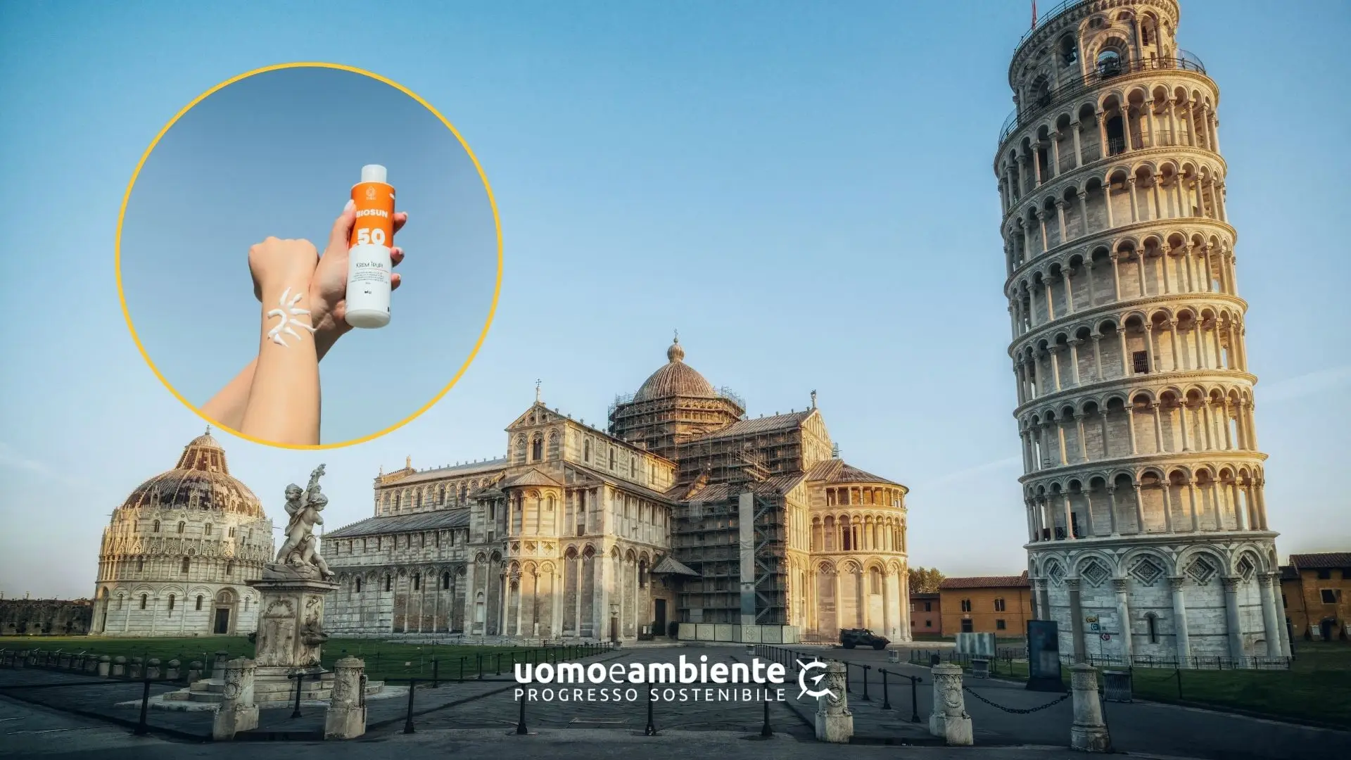 Panorama di Piazza dei Miracoli a Pisa con dettaglio di una persona che applica crema solare SPF 50+.
