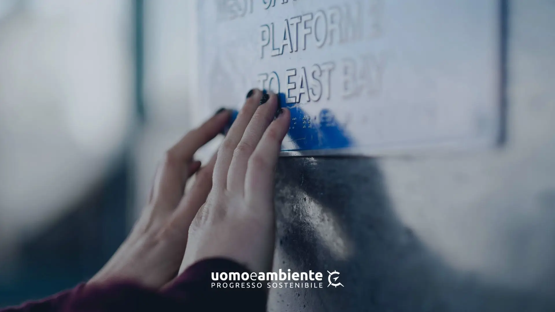 Persona non vedente che legge un testo in Braille con le dita, simbolo di accessibilità e inclusione.